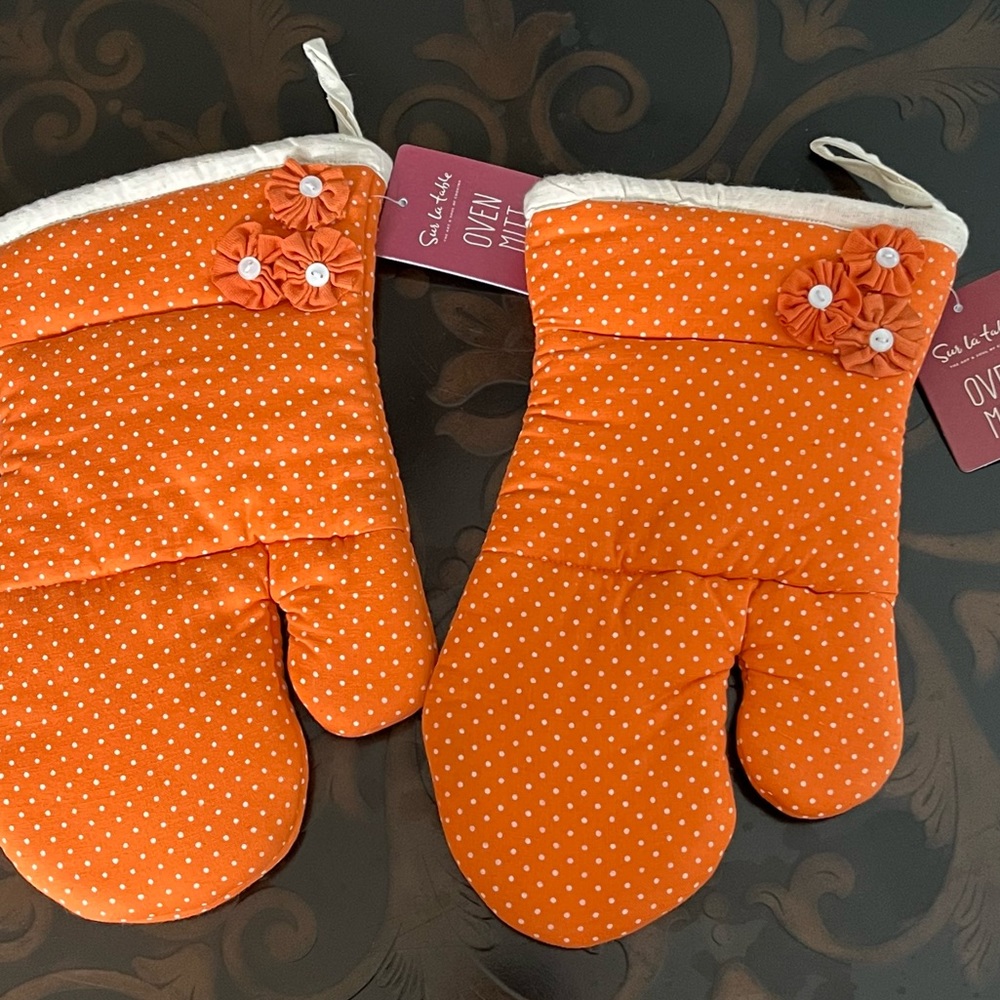 Sur La Table Oven Mitt and Towels Set NWT - Picture 2 of 12